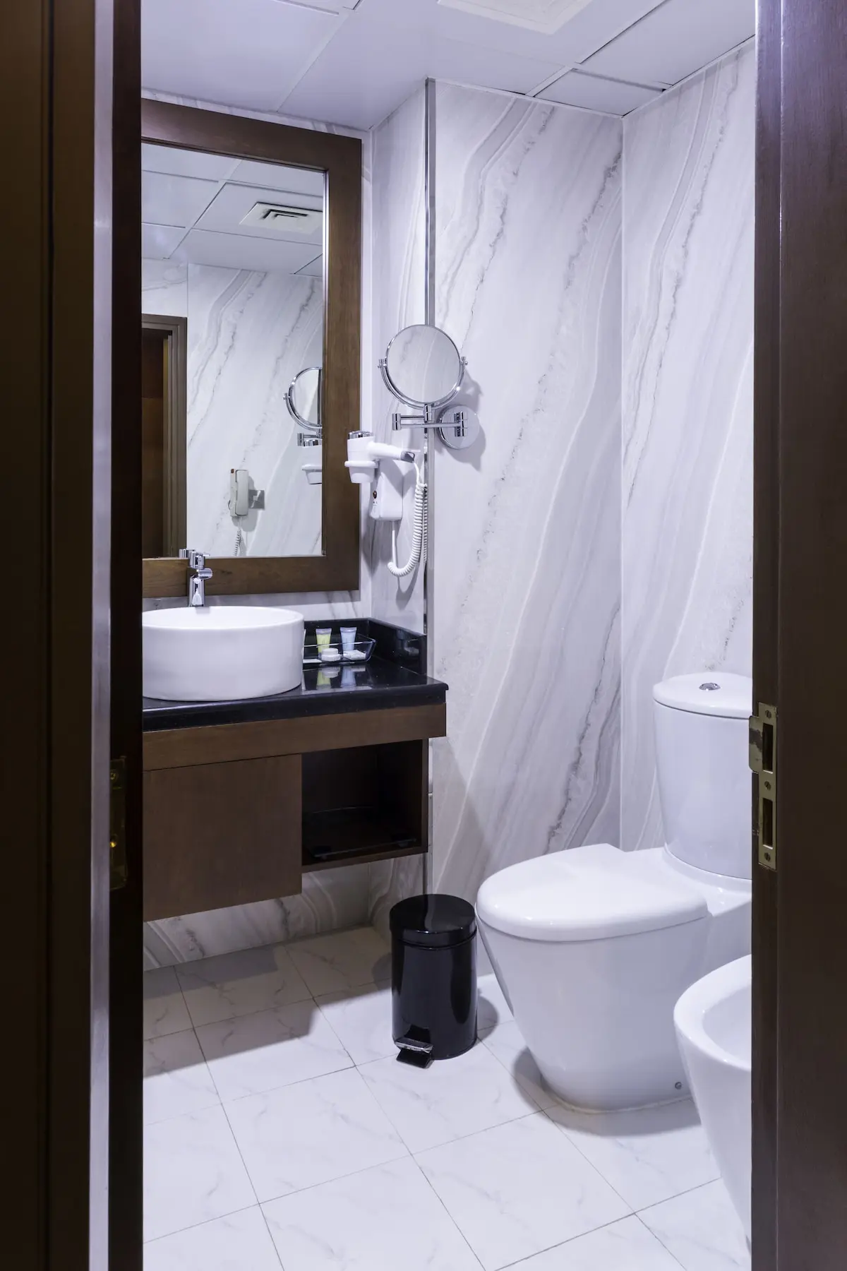 سرویس بهداشتی و حمام هتل هاوارد جانسون بای ویندهام بر دبی